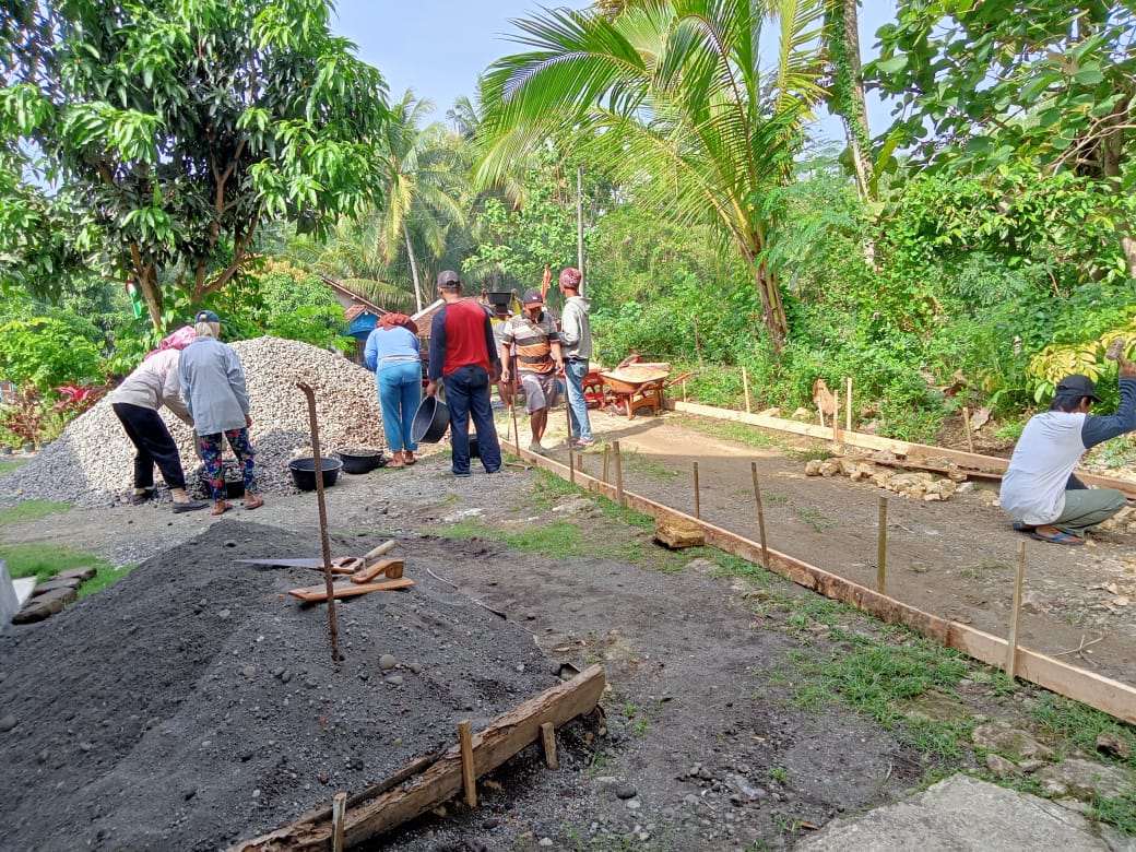 Padat Karya Rabat Beton di Padukuhan Kriyan